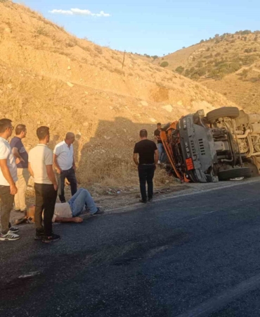 siirtte-tir-devrildi-viraji-alamayan-aracta-1-yarali-irRsiiaB.jpg