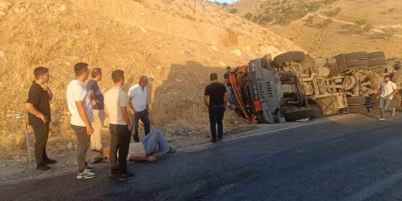 Siirt'te Tır Devrildi: Virajı Alamayan Araçta 1 Yaralı Siirt’te Tır Devrildi: Virajı Alamayan Araçta 1 Yaralı