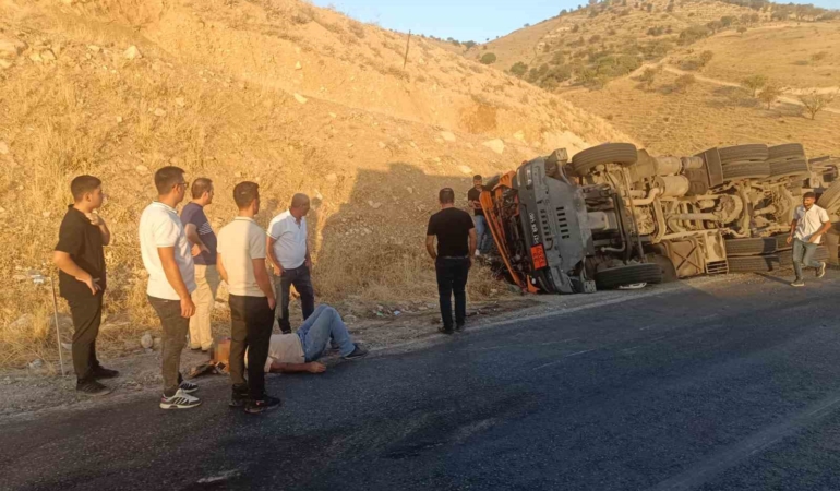 siirtte-tir-devrildi-viraji-alamayan-aracta-1-yarali-irRsiiaB.jpg