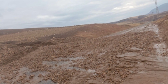 Siirt'te Yağış Sonrası Heyelan: Yola Dökülen Anlar Siirt’te Yağış Sonrası Heyelan: Yola Dökülen Anlar