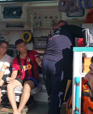 son-dakika-suda-cirpinan-iki-genc-cevredekiler-tarafindan-kurtarildi-cqCLtsug.jpg