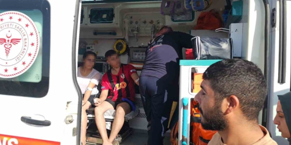 Son Dakika: Suda Çırpınan İki Genç, Çevredekiler Tarafından Kurtarıldı! Son Dakika: Suda Çırpınan İki Genç, Çevredekiler Tarafından Kurtarıldı!