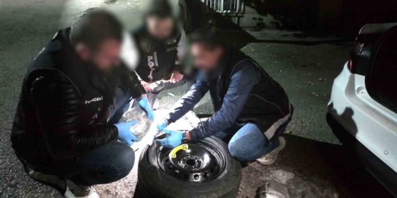 Stepne Saklanan Uyuşturucu Operasyonu: 2 Gözaltı Stepne Saklanan Uyuşturucu Operasyonu: 2 Gözaltı