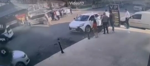 surucuyle-tartisirken-aniden-saldirdi-o-anlar-kamerada-VYebuwt5.jpg