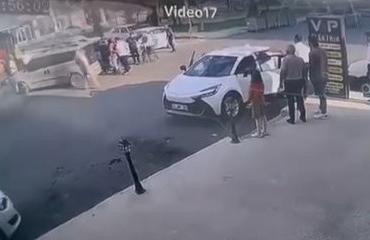 surucuyle-tartisirken-aniden-saldirdi-o-anlar-kamerada-VYebuwt5.jpg