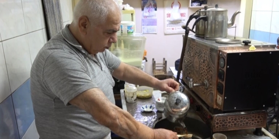 Tarihi Bakırcılar Çarşısı’nın Efsanevi Yarım Asırlık Çaycısı Tarihi Bakırcılar Çarşısı’nın Efsanevi Yarım Asırlık Çaycısı
