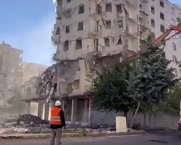 Tek Dokunuşla Yıkılan Ağır Hasarlı Bina: İzleyenleri Şaşırttı