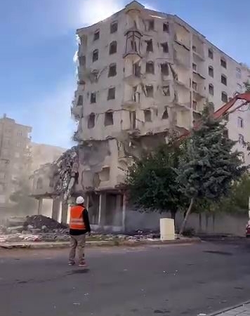 Tek Dokunuşla Yıkılan Ağır Hasarlı Bina: İzleyenleri Şaşırttı tek-dokunusla-yikilan-agir-hasarli-bina-izleyenleri-sasirtti-fwrqcI43.jpg