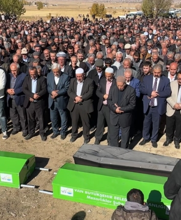van-hakkari-karayolunda-feci-kaza-ayni-aileden-3-kisi-hayatini-kaybetti-QfbSFjBA.jpg
