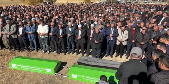 Van-Hakkari Karayolunda Feci Kaza: Aynı Aileden 3 Kişi Hayatını Kaybetti Van-Hakkari Karayolunda Feci Kaza: Aynı Aileden 3 Kişi Hayatını Kaybetti