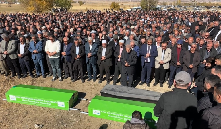 Van-Hakkari Karayolunda Feci Kaza: Aynı Aileden 3 Kişi Hayatını Kaybetti van-hakkari-karayolunda-feci-kaza-ayni-aileden-3-kisi-hayatini-kaybetti-QfbSFjBA.jpg