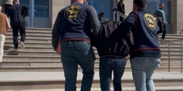 Van'da 25 Yıl 9 Ay Hapis Cezası ile Aranan Yabancı Uyruklu Şahıs Ele Geçirildi vanda-25-yil-9-ay-hapis-cezasi-ile-aranan-yabanci-uyruklu-sahis-ele-gecirildi-9FjX8TaZ.jpg