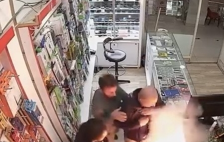 Van'da Cep Telefonu Bataryası Patladı: Şok Olay Van’da Cep Telefonu Bataryası Patladı: Şok Olay