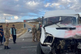vanda-servis-araci-ile-tir-kazasi-15-yarali-DWz9s5An.jpg
