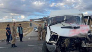 vanda-servis-araci-ile-tir-kazasi-15-yarali-DWz9s5An.jpg