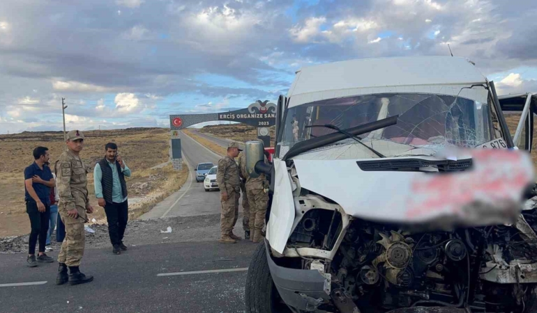 vanda-servis-araci-ile-tir-kazasi-15-yarali-DWz9s5An.jpg