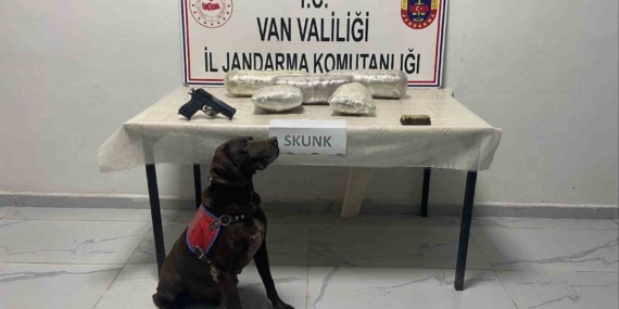 Van'da Uyuşturucu Operasyonu: 4 Kilo 311 Gram Skunk ve Gümrük Kaçağı Malzeme Ele Geçirildi Van’da Uyuşturucu Operasyonu: 4 Kilo 311 Gram Skunk ve Gümrük Kaçağı Malzeme Ele Geçirildi