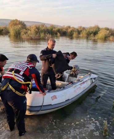 yeni-tehlike-baraj-kapaklari-acildi-aile-mahsur-kaldi-J7TaFQek.jpg