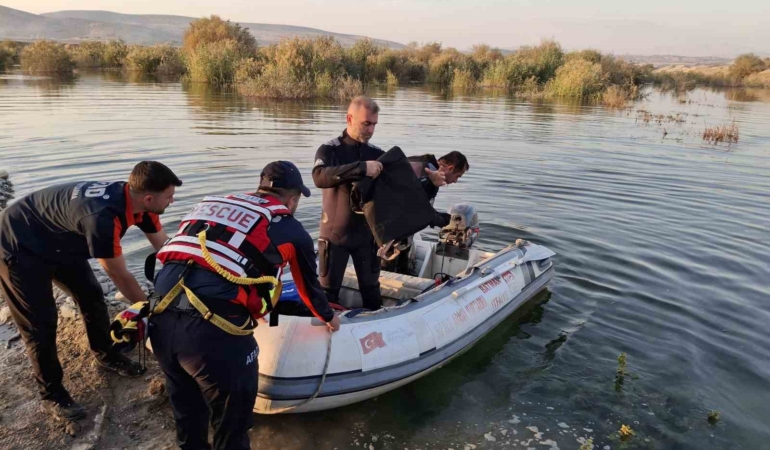 yeni-tehlike-baraj-kapaklari-acildi-aile-mahsur-kaldi-J7TaFQek.jpg