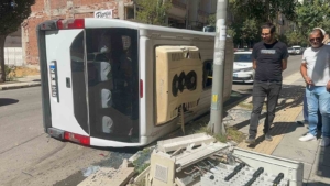 yolcu-minibusu-kamyonetle-carpisti-devrilme-ani-QK3ZlDiz.jpg