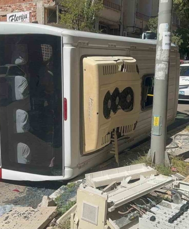 yolcu-minibusu-kamyonetle-carpisti-devrilme-ani-QK3ZlDiz.jpg