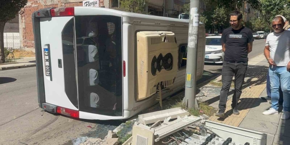 Yolcu Minibüsü Kamyonetle Çarpıştı: Devrilme Anı Yolcu Minibüsü Kamyonetle Çarpıştı: Devrilme Anı