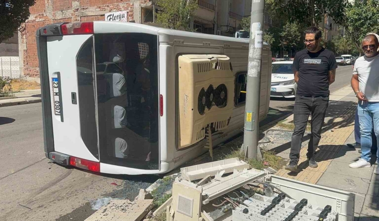yolcu-minibusu-kamyonetle-carpisti-devrilme-ani-QK3ZlDiz.jpg