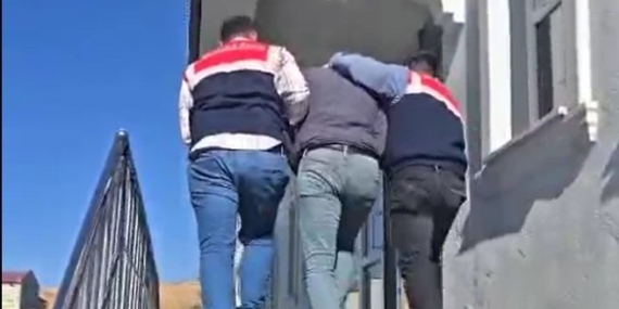 Yüksekova'da 9 Yıl Hapis Ceza Alan Şahıs Polisin Takibinde Yakalandı Yüksekova’da 9 Yıl Hapis Ceza Alan Şahıs Polisin Takibinde Yakalandı