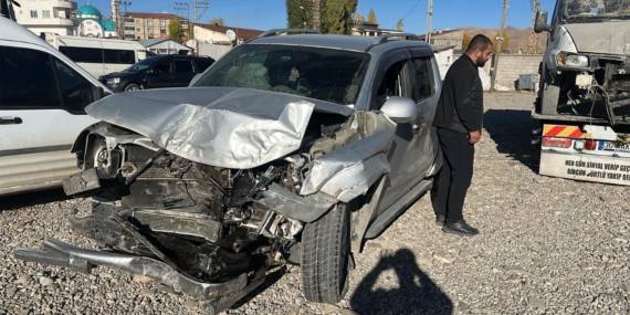 Yüksekova'da Üzücü Trafik Kazası: 5 Kişi Yaralandı Yüksekova’da Üzücü Trafik Kazası: 5 Kişi Yaralandı