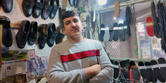 16 Yaşında Dükkan Devralan Genç: 3.5 Metrekarede Dede Mesleğini Yaşatıyor