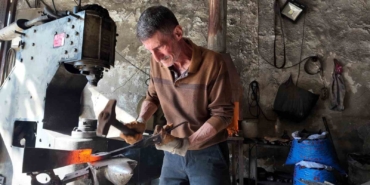45-yildir-demir-dovuyen-60-yasindaki-usta-meslegin-sirlari-nAJy5Hjf.jpg