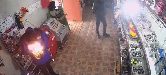 Alevler Arasında Kalan Yüz: Çakmak Anının Kamerada Yansımaları