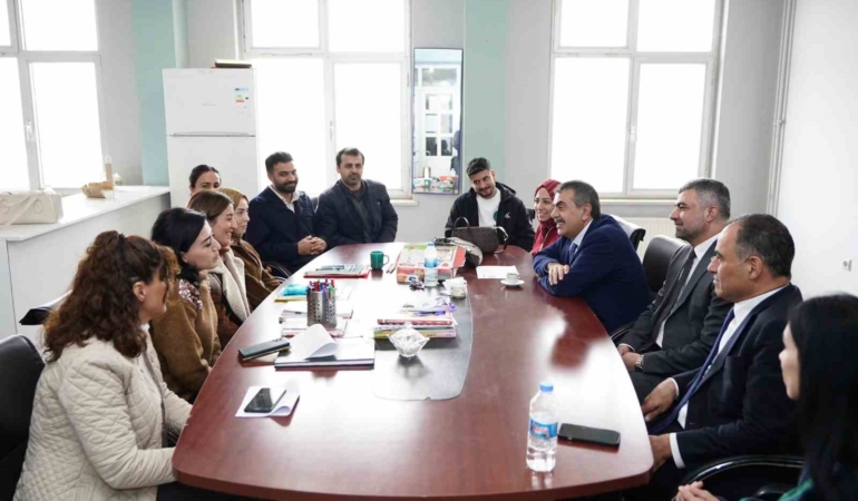 bakan-tekinin-mardin-ziyareti-sirasinda-diyarbakirdaki-okul-duraklari-aGQrJBHr.jpg