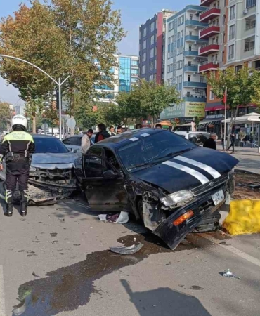 batmanda-kontrolden-cikan-otomobilin-orta-refuje-cikma-ani-C2KchQjs.jpg