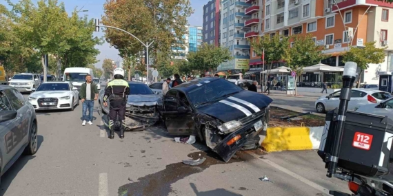 Batman’da Kontrolden Çıkan Otomobilin Orta Refüje Çıkma Anı