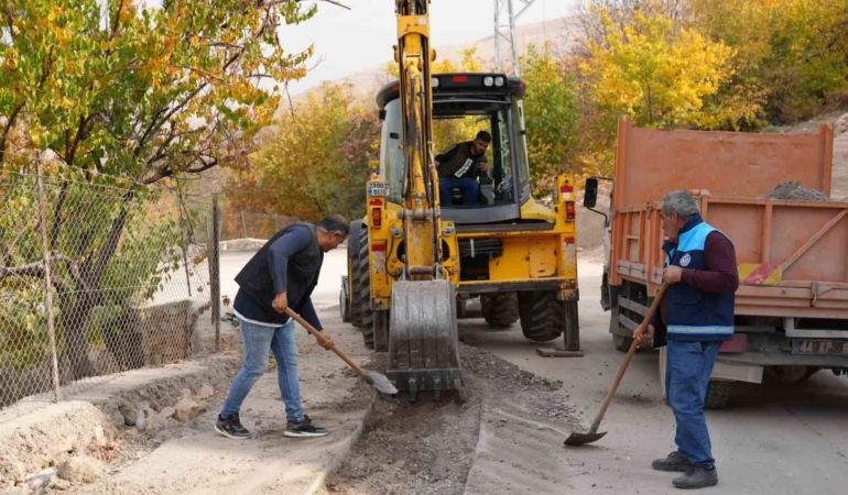battalgazi-belediyesinden-camurlu-mahallesinde-yenilik-asfalt-yama-calismasi-hft7Us1u.jpg
