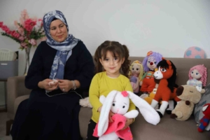 cocuklarina-oyuncaklar-ile-hayat-veren-anne-5dfifhuv.jpg