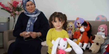 cocuklarina-oyuncaklar-ile-hayat-veren-anne-5dfifhuv.jpg