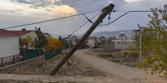 Dicle’de Eğri Direk Değiştirilmesi İçin Vatandaşlardan Çağrı