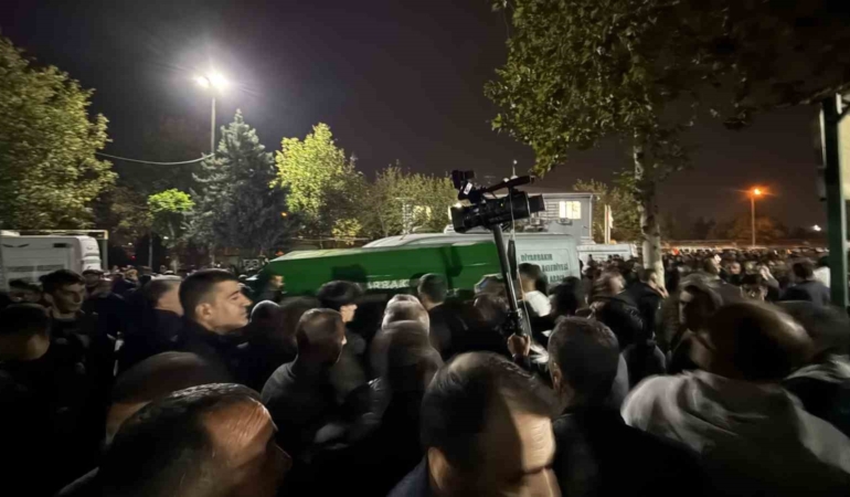 diyarbakir-viyaduk-insaatinda-hayatini-kaybedenlerin-defni-4-kayip-gozyaslariyla-ugurlandi-nePGDhTP.jpg