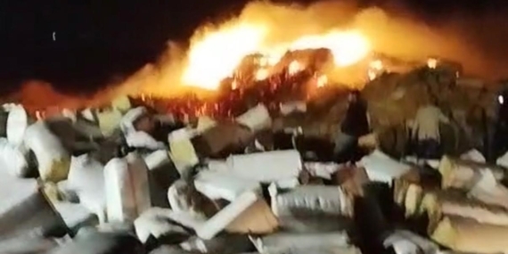 Diyarbakır’da 102 Ton Preslenmiş Saman Alev Alev Yandı