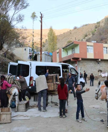diyarbakirin-kirsalinda-eseklerle-tasinan-yukler-geleneksel-bir-yasam-tarzi-P79wZx9z.jpg