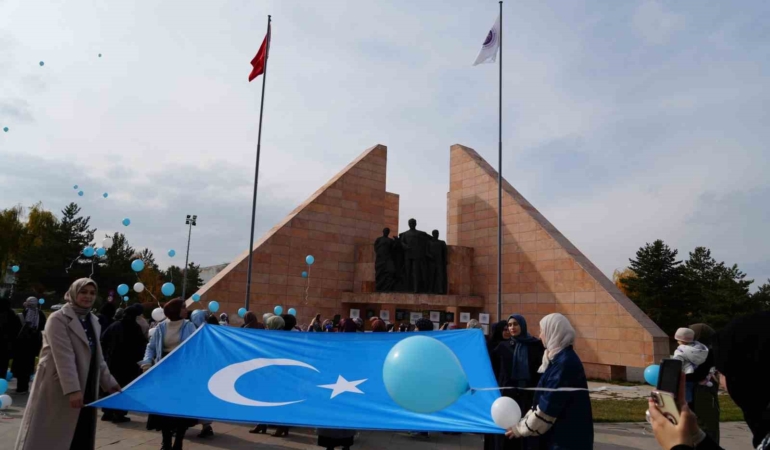 dogu-turkistanin-sesi-mavi-beyaz-balonlarla-umut-yolu-SRfQnY3r.jpg