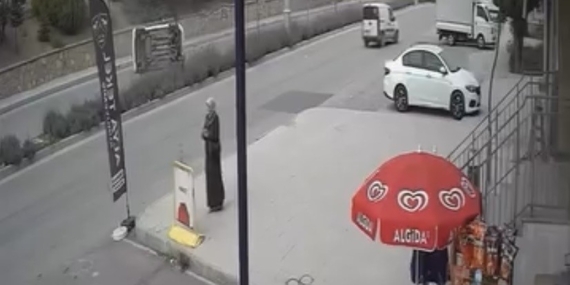 Elazığ’da Aracın Yan Yatmasına Neden Olan Kaza Anı Güvenlik Kamerasında