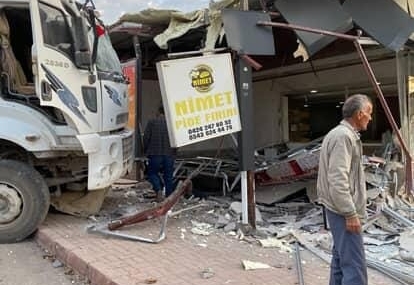 Elazığ’da Freni Patlayan Kamyonun Fırına Girmesiyle Şok Olay