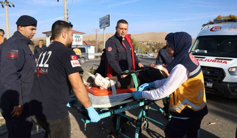 elazigda-korkunc-trafik-kazasi-6-yaralidan-2sinin-durumu-agir-Gqp4E7iM.jpg