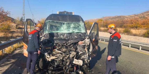 Elazığ’da Minibüs ve Kamyon Çarpıştı: 1 Yaralı!