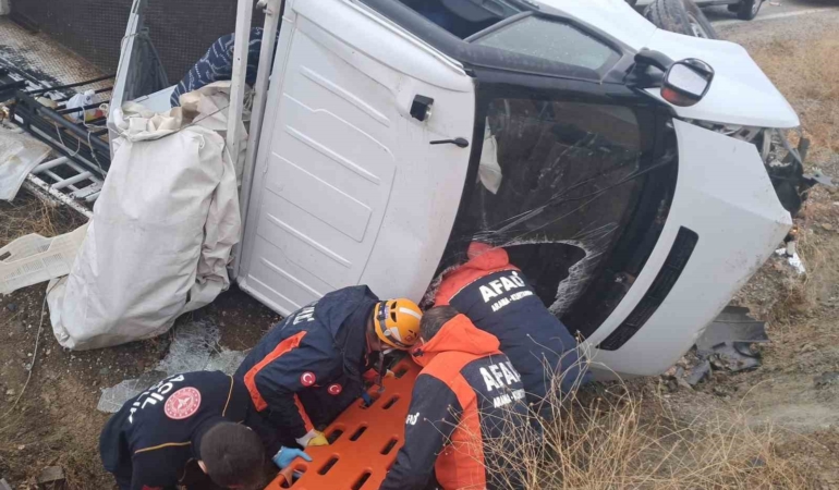 elazigda-pikap-kazasi-sarampole-ucan-aracta-iki-yarali-xKgO38mP.jpg