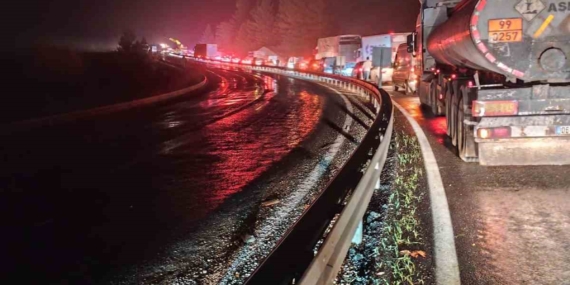 Elazığ’da Tır Devrildi: Uzun Araç Kuyruğu Oluştu