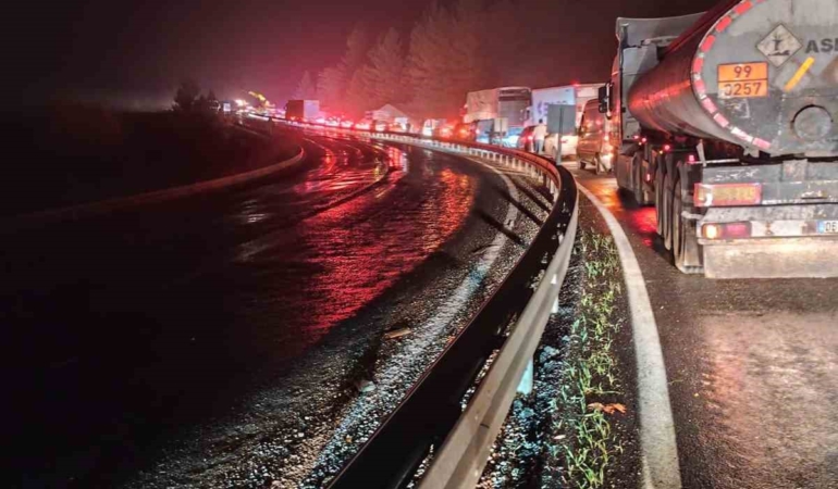 elazigda-tir-devrildi-uzun-arac-kuyrugu-olustu-BjpJyzwF.jpg